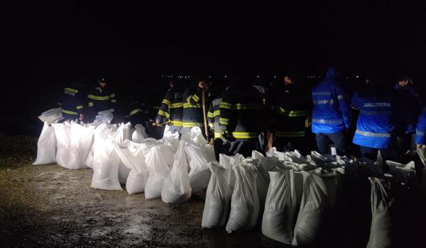 Inundaţii în Vrancea. Autorităţile au declanşat evacăuri preventive pentru a gestiona efectele viiturilor