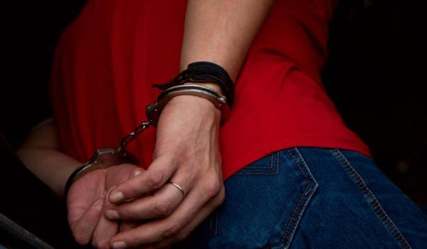 Tânăr de 19 ani din Bacău, arestat după ce a provocat un accident şi a sărit la gâtul unui poliţist