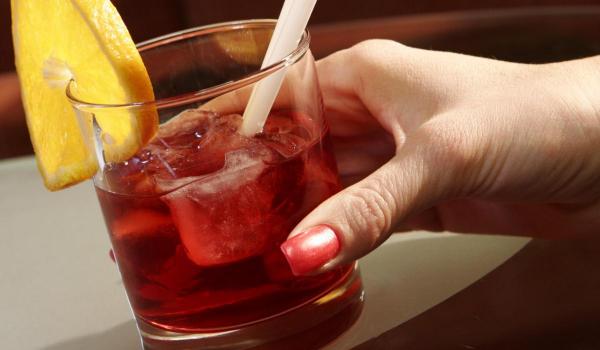 O angajată cu diabet, aflată în concediu medical, a fost dată afară după ce a băut un cocktail cu zahăr