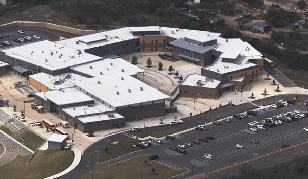 Un elev de 15 ani a împuşcat o profesoară, apoi s-a sinucis