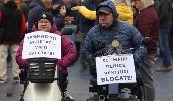 "Aproape nu mai au din ce să supravieţuiască". Protest al persoanelor cu dizabilităţi în Piaţa Victoriei