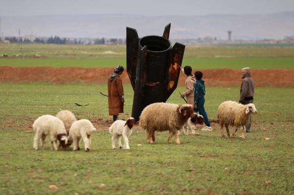 Imagini virale cu sirieni care analizează o rachetă balistică iraniană rămasă neexplodată