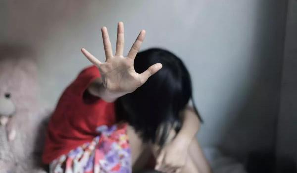 Cinci persoane din Neamţ, arestate preventiv pentru trafic de minori. Cum câştigau încrederea victimelor