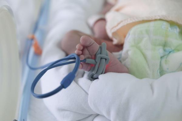 Mamă acuzată că a încercat de două ori să-și omoare copilul de 12 zile. Medicii au anunțat imediat poliția