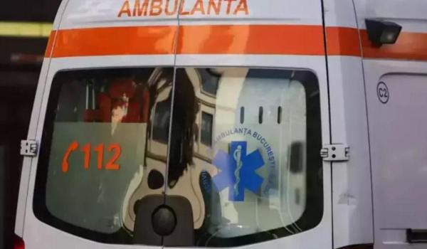 Două femei au ajuns la spital după ce au căzut dintr-un autobuz. Şoferul nu s-a asigurat că uşile sunt închise
