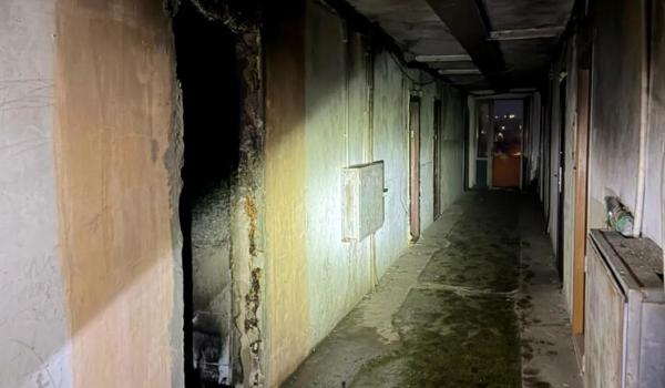 50 de persoane evacuate din cauza unui incendiu izbucnit într-un bloc din Petrila