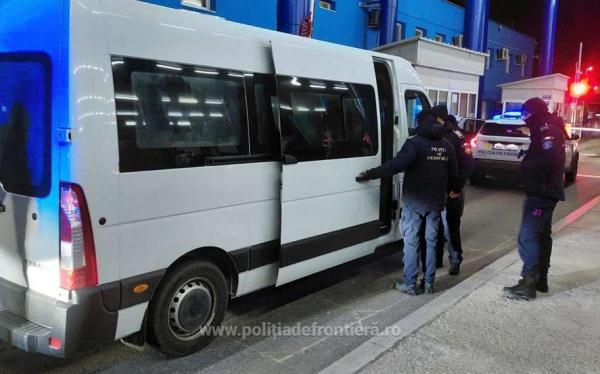 21 de migranţi, găsiţi ascunşi într-un microbuz de poliţiştii de frontieră doljeni