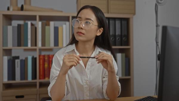 O studentă din China şi-a deschis o afacere inedită: închiriază colegilor ochelari inteligenţi pentru a copia la teste