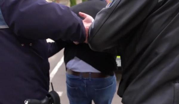 Bărbat arestat după ce în 30 de minute a încercat să violeze două angajate în săli de jocuri din Pașcani