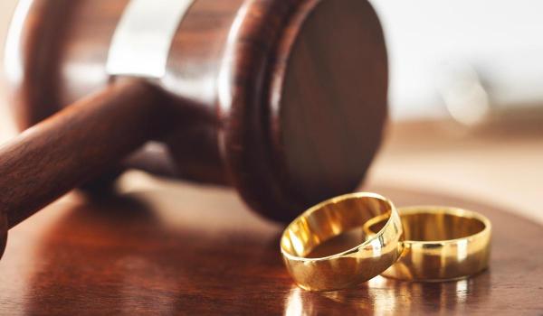 Foștii soți pot alege ce nume vor după divorț, fără acordul celuilalt. Proiectul, adoptat în Parlament