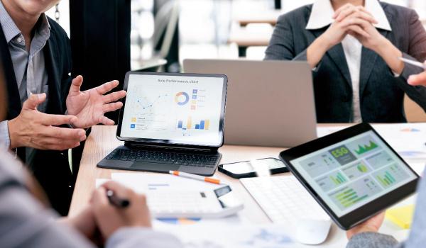 Val de concedieri la Oracle