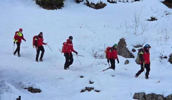 Risc de avalanşă în Munţii Bucegi. Salvamontişii au intervenit pentru salvarea unui turist blocat pe traseu