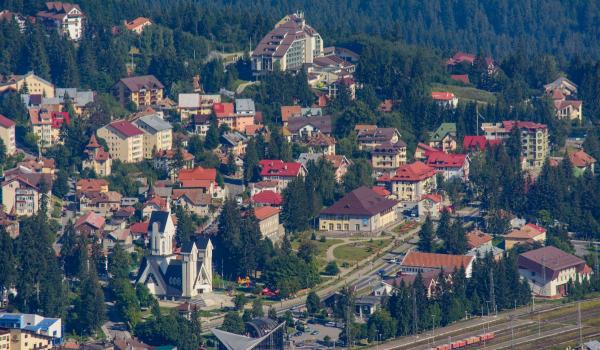 Sute de cabane şi vile din Prahova şi Braşov, goale de Paşte. Preţurile pornesc de la sub 100 lei de persoană