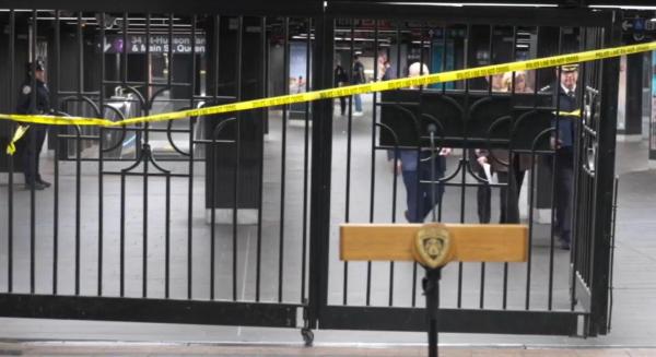 Bărbat, împuşcat mortal de poliţişti după ce a înjunghiat trei persoane la metroul din New York