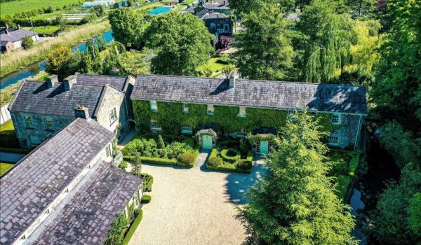 Un sat întreg, scos la vânzare în Irlanda. Cât costă proprietatea care a aparţinut cofondatorului Ryanair