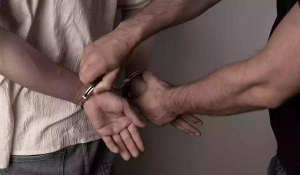 Şi-a stropit mama cu untură încinsă pe faţă în ziua de Paşte. Bărbat din Gorj reţinut de poliţişti