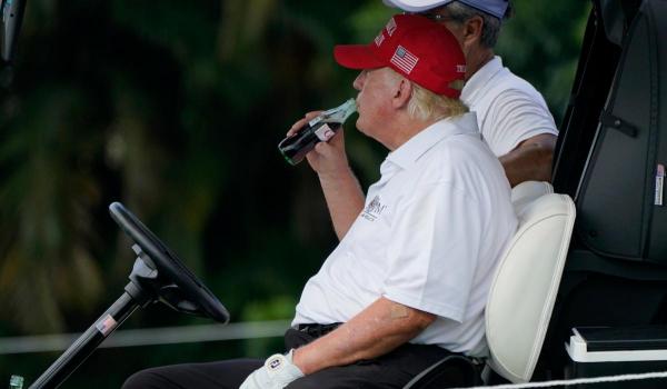 Teoria ciudată a lui Donald Trump despre sucurile carbogazoase şi cancer