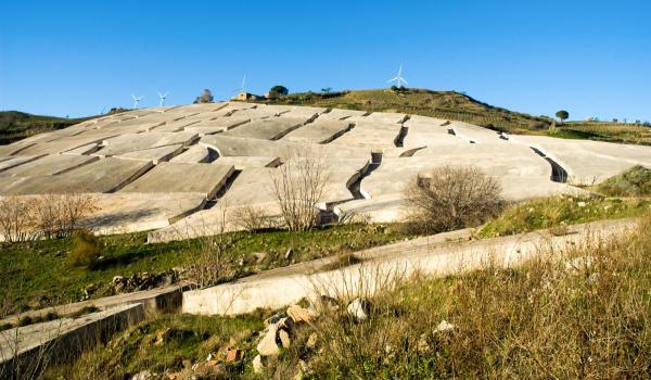 De ce un oraş întreg a fost ingropat în beton
