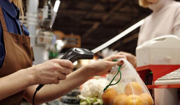 O aşa-zisă greșeală de 2,5 euro a lăsat o casieră fără loc de muncă