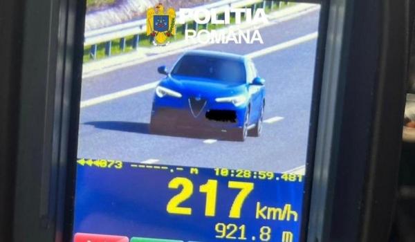 Tânăr din Godeni, prins gonind cu 217 km/h în Olt. Ce "cadou" i-au făcut poliţiştii