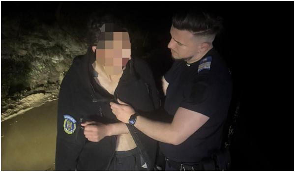 Urmărit de un urs în pădure, un tânăr și-a abandonat motocicleta pentru a scăpa. A fost salvat de jandarmi