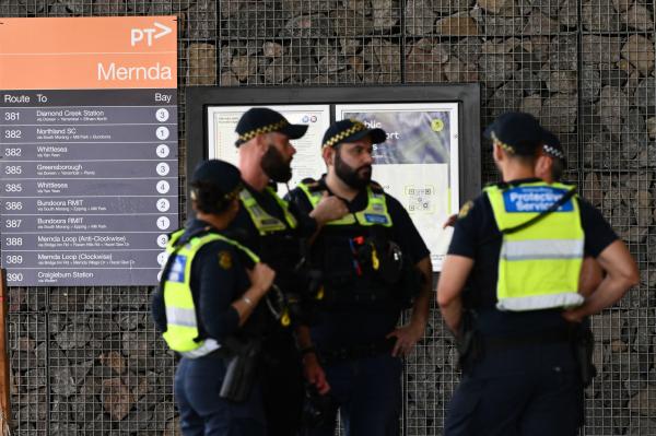 O persoană a murit, după ce o maşină a intrat într-un grup de oameni în Melbourne. Şoferul a fost arestat