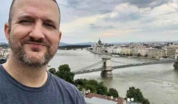 A vizitat 193 de țări, apoi a demisionat din corporație și s-a mutat într-un orășel de la capătul lumii