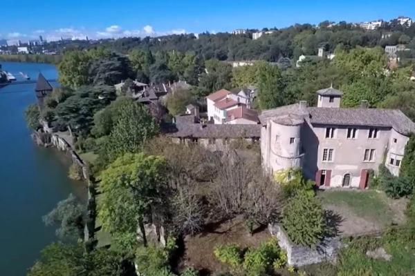 Castel din Franţa, scos la vânzare. Se vinde la preţ de chilipir