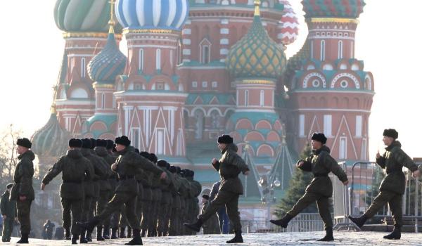 Putin scoate bărbații din companii și facultăți și îi trimite la război ca să acopere pierderile de pe front