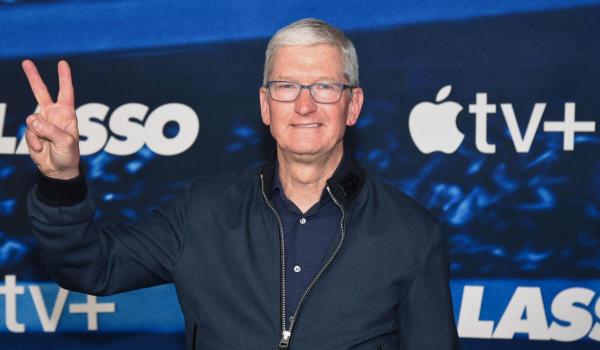 Pariul de 1 milion de dolari făcut de Tim Cook înainte de a demisiona din funcţia de CEO al Apple