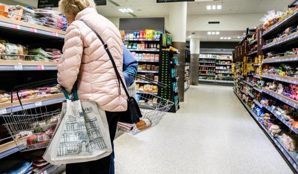 Angajări masive şi pe 6.500 de lei. Un lanţ de magazine ieftine se extinde în 3 oraşe de la noi