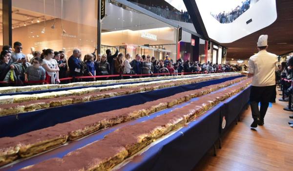 Cel mai lung tiramisu din lume, preparat la Londra. Desertul măsoară peste 440 de metri lungime