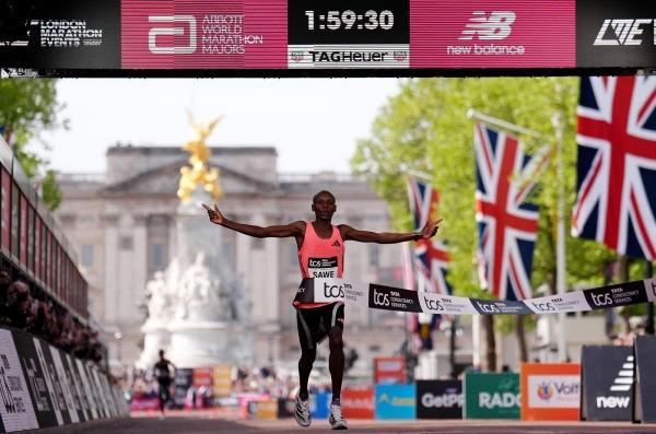 Kenianul Sabastian Sawe a terminat Maratonul de la Londra în mai puţin de două ore