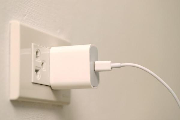 Este periculos să lași încărcătorul în priză toată ziua? Ce spun experții și când devine o problemă