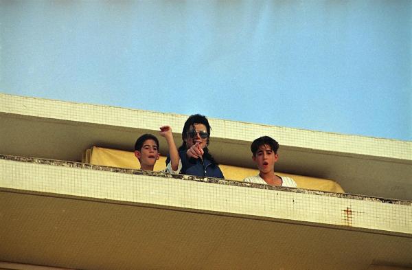 Michael Jackson şi doi dintre fraţii Cascio