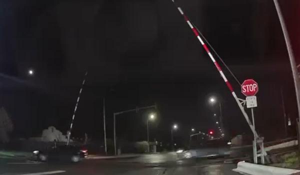 Momentul în care un dinamovist este urmărit în trafic şi tâlhărit de 8 suporteri ai CSA Steaua București