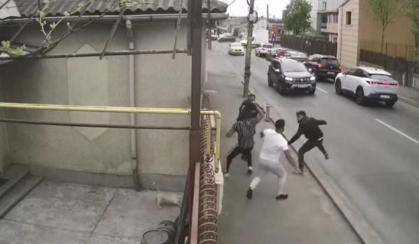 Doi bărbați coborâți dintr-o mașină au bătut doi pietoni în Constanța, apoi au fugit. Agresorii sunt căutaţi