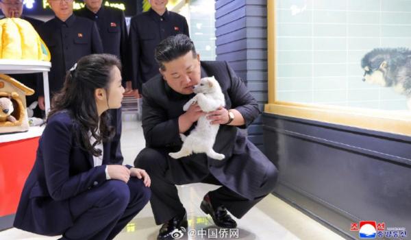 Imagini virale cu liderul nord-coreean Kim Jong Un în timp ce mângâie câini şi pisici alături de fiica sa