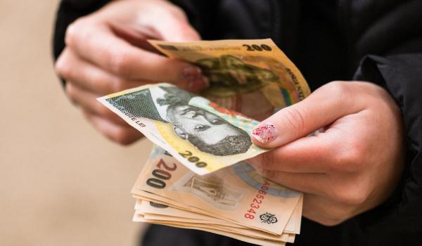 Proiectul care interzice cumulul pensie-salariu la stat a fost adoptat. Anunţul făcut de Bolojan