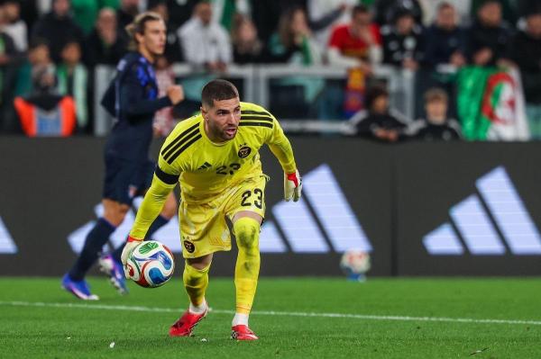 Luca Zidane, fiul lui Zinedine Zidane şi portar la naţionala Algeriei, ar putea rata participarea la Campionatul MondialLuca Zidane, fiul lui Zinedine Zidane şi portar la naţionala Algeriei, ar putea rata participarea la Campionatul Mondial