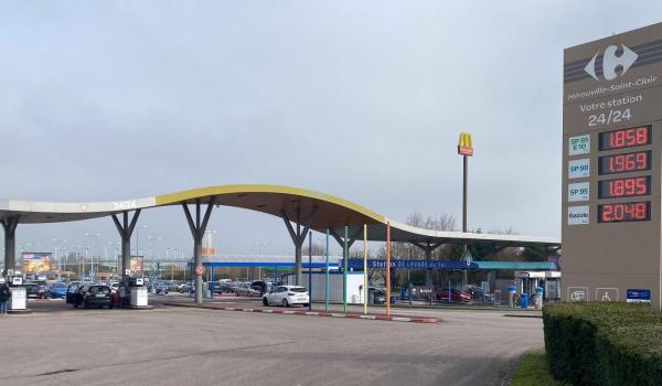 12% dintre benzinăriile din Franţa au rămas fără unii carburanţi. Efectele plafonării preţurilor se simt deja