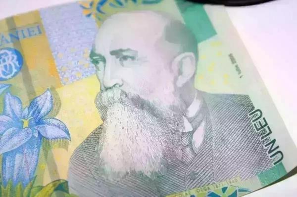 Leul românesc câştigă teren important în raport cu dolarul american