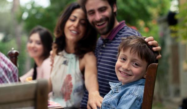 Drama copiilor cu părinţi plecaţi în străinătate. Jumătate dintre ei nu vin acasă de Sărbători. Analiză