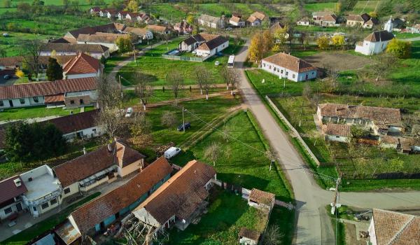 Satul unic în România care riscă să fie distrus de orăşenii mutaţi aici. " Au venit pentru case de vacanţe"