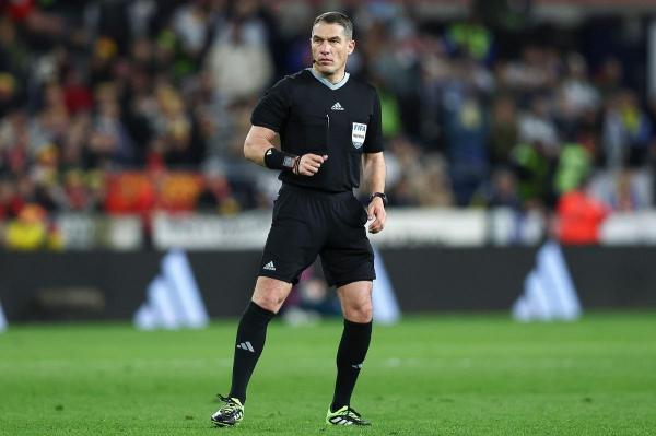 Istvan Kovacs arbitrează meciul dintre FC Barcelona şi Atletico Madrid, din Liga Campionilor la fotbal