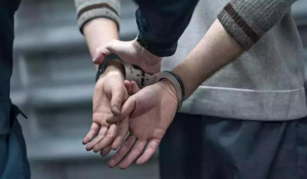 Tânăr reținut de polițiști după ce a postat mesaje cu caracter fascist, legionar și rasist