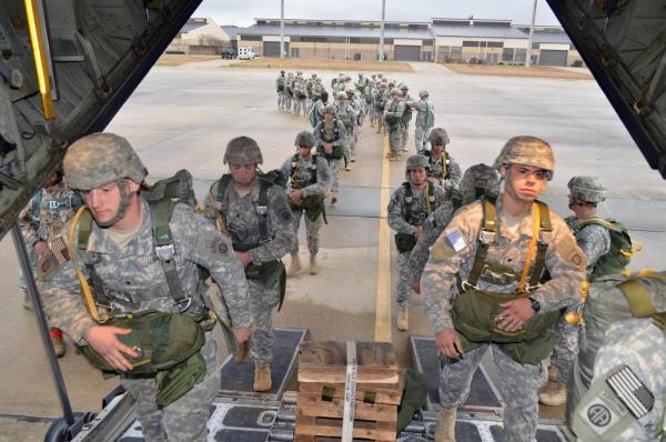 Scurgere de informații în armata SUA: o fostă angajată, inculpată