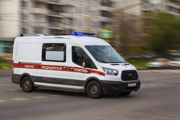 Un tânăr din Rusia a supraviețuit după ce a căzut de la etajul 7 al unei clădiri în construcție