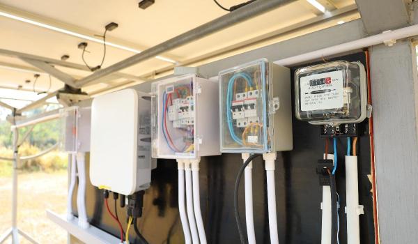 România vinde energie ieftin la prânz şi o cumpără de până la 7 ori mai scump seara, de la bulgari - Analiză