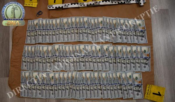 DNA a reținut 2 vameși din Portul Constanța pentru luare de mită. Zeci de mii de dolari, găsiți la percheziții